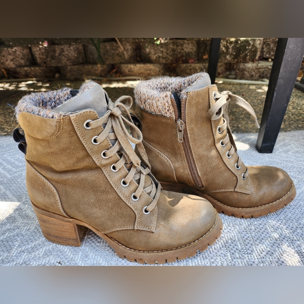 Steve madden boots, tie up, lug sole, size 7